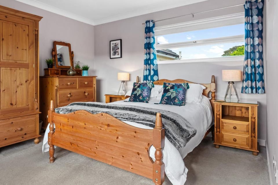 St Helens Apartment 1 - Short Walk to Beach Apartment in Amroth