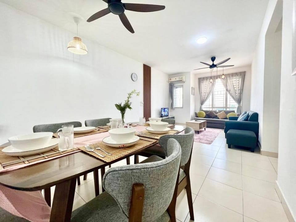 O3 1-12Pax Cozy Home Setia Alam SCCC TV&WiFi Pool Vacation rental in Selangor, Malaysia