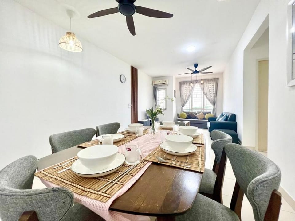 O3 1-12Pax Cozy Home Setia Alam SCCC TV&WiFi Pool Vacation rental in Selangor, Malaysia