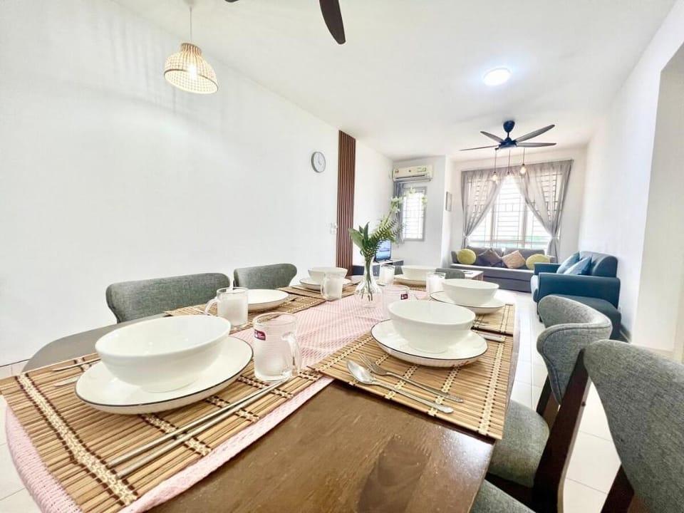 O3 1-12Pax Cozy Home Setia Alam SCCC TV&WiFi Pool Vacation rental in Selangor, Malaysia