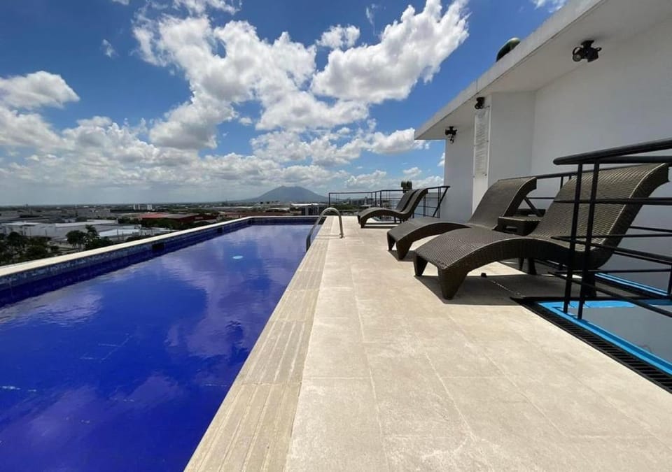 Perfectly Located 1 Bed Condo Apartment in Angeles