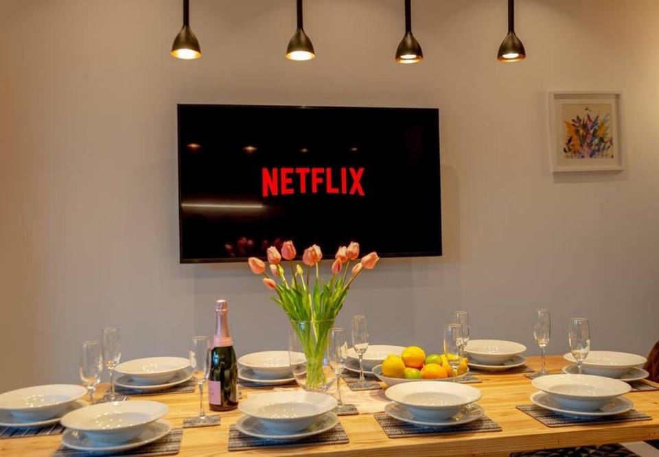 Escape 2 Unwind At The Parade, Accommodates 10 Apartment in York