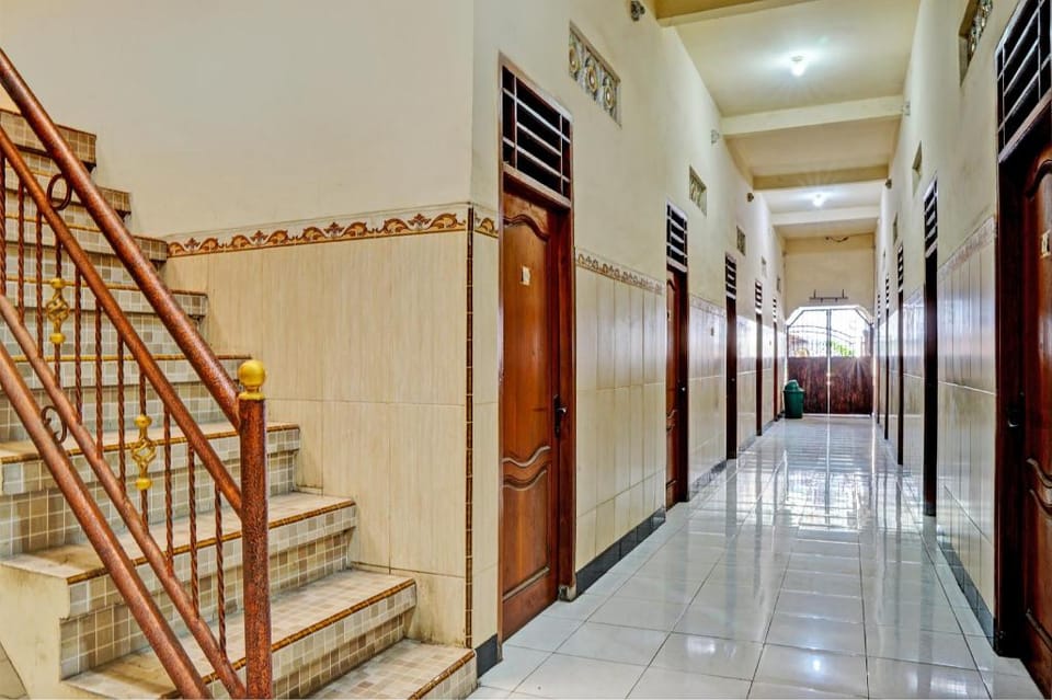 OYO 93107 Homestay H Syarif Syariah – Bandar Gresik Hotel in East Java