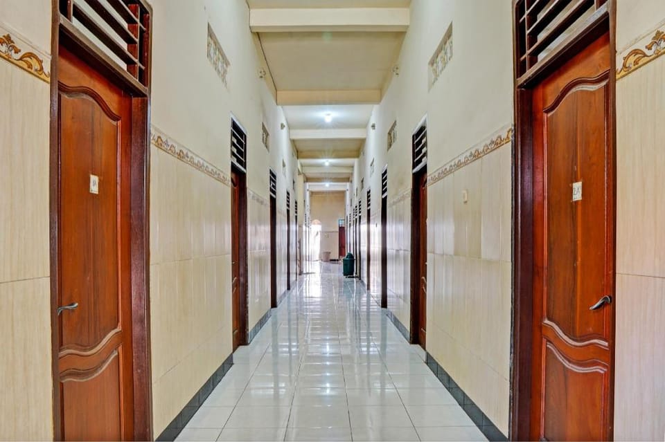 OYO 93107 Homestay H Syarif Syariah – Bandar Gresik Hotel in East Java