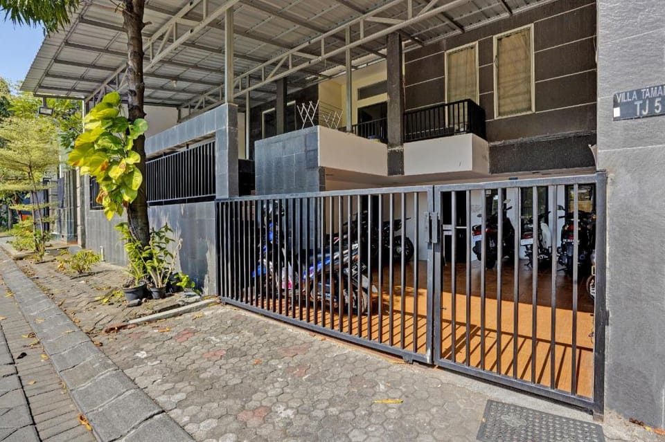 OYO Life 93111 Garden Homestay 2 Merlion Hotel in Surabaya