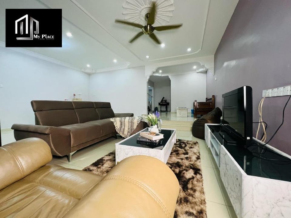 DoubleStorey 5Bedroom 2BigCarpark 18pax TmnChengHo Vacation rental in Malacca