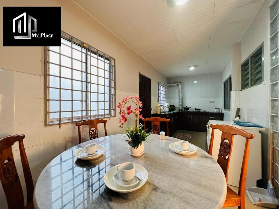 DoubleStorey 5Bedroom 2BigCarpark 18pax TmnChengHo Vacation rental in Malacca