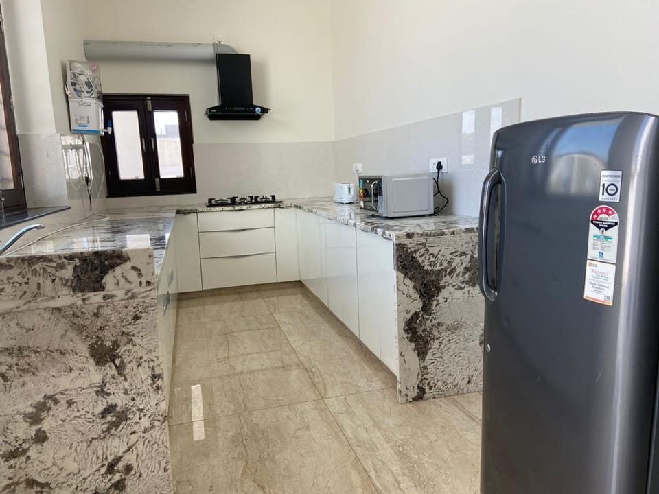 Lavish 1 bedroom with free parking on premises Apartment in Rajasthan
