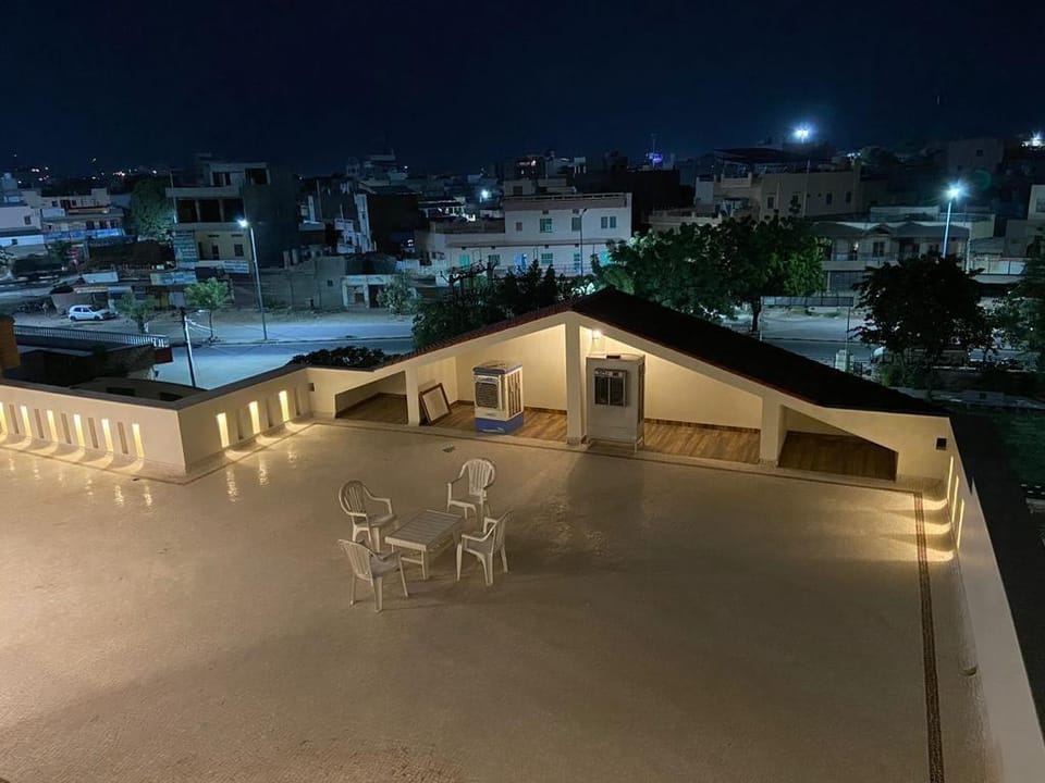 Lavish 1 bedroom with free parking on premises Apartment in Rajasthan