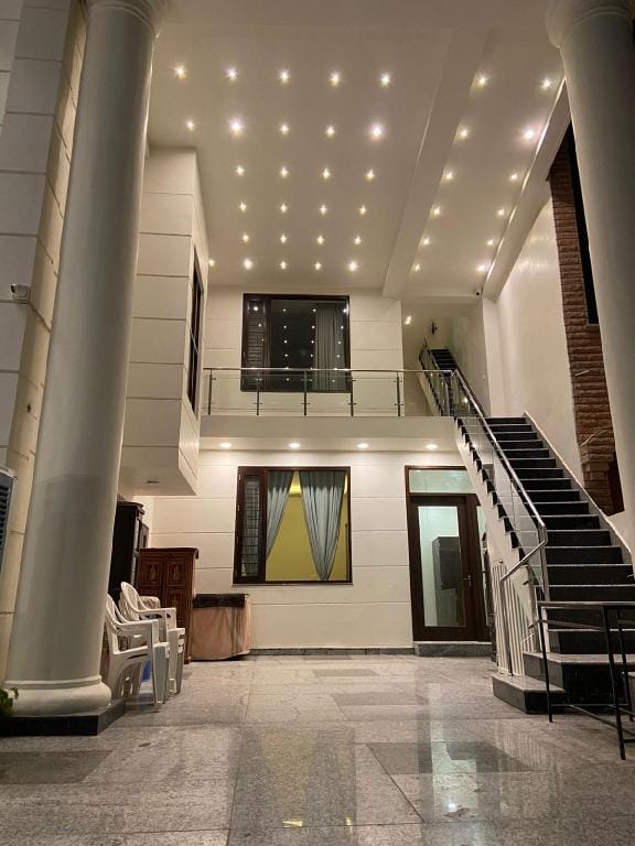 Lavish 1st bedroom first floor w/ free parking Apartment in Rajasthan