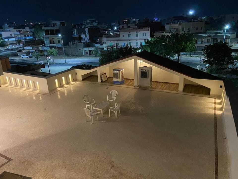 Lavish 2nd bedroom ground floor w/ free parking Apartment in Rajasthan