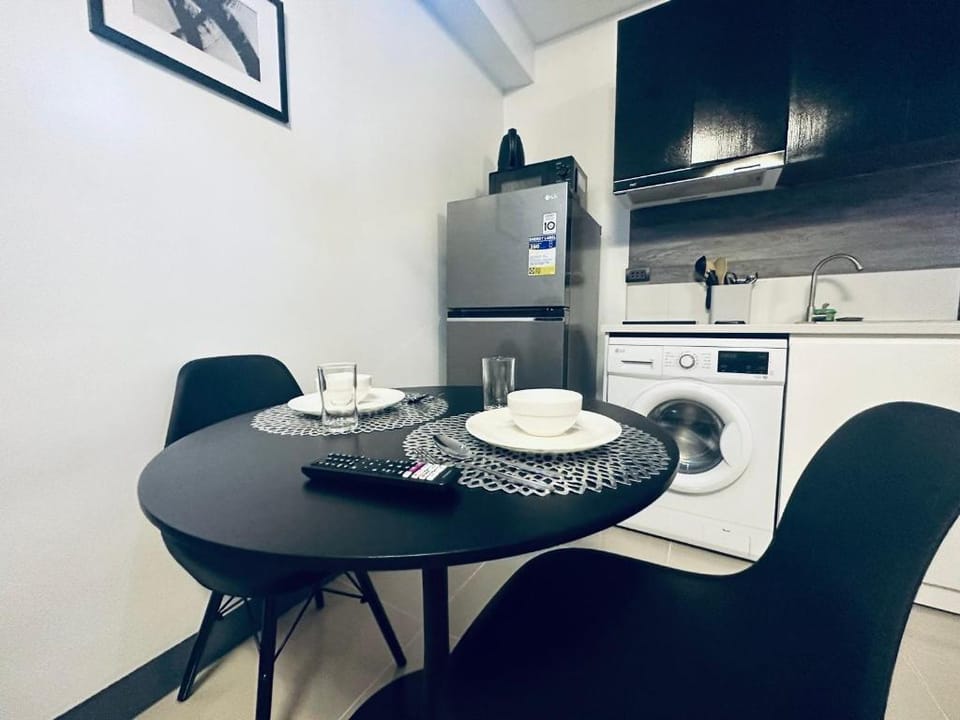 AFFORDABLE MODERN CONDO W/ POOL/WIFI /SUNSET VIEW Apartment in Lapu-Lapu City