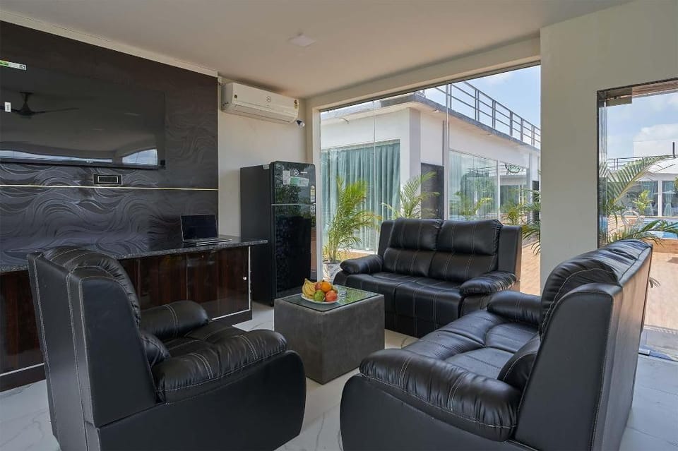 The Glassview by StayVista - 6BHK - Pvt Pool Villa in Gujarat