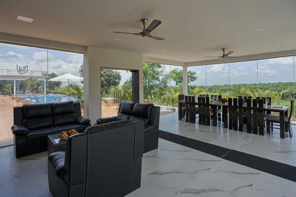 The Glassview by StayVista - 6BHK - Pvt Pool Villa in Gujarat