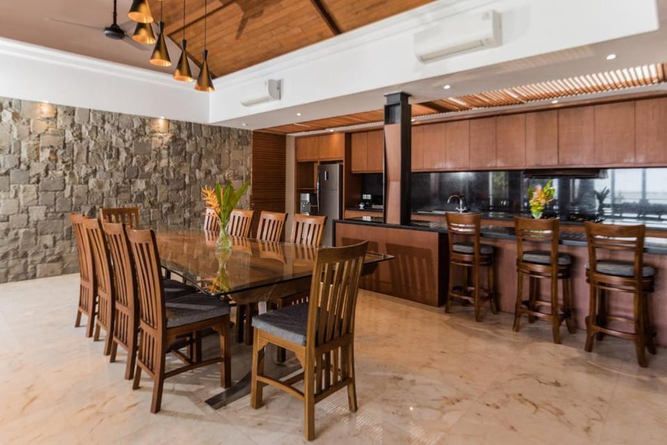 The 4BR Villa w/infinity Pool & Sea View Villa in Kuta Selatan