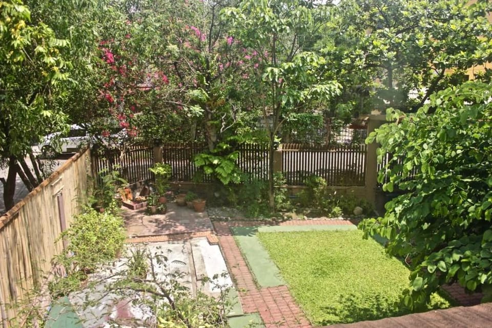 Private Room in quiet village near BGC w/ parking Apartment in Makati