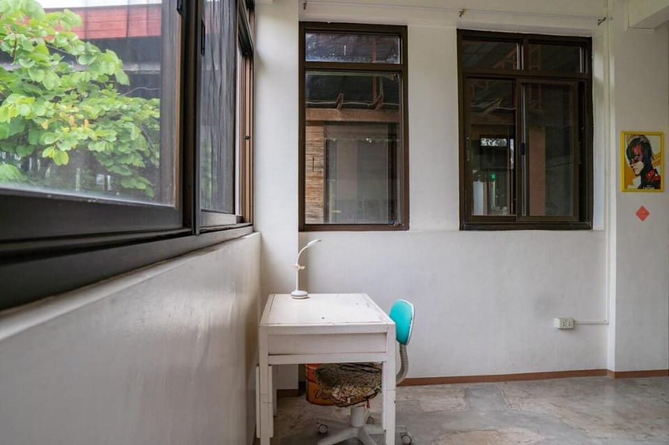 Private Room in quiet village near BGC w/ parking Apartment in Makati