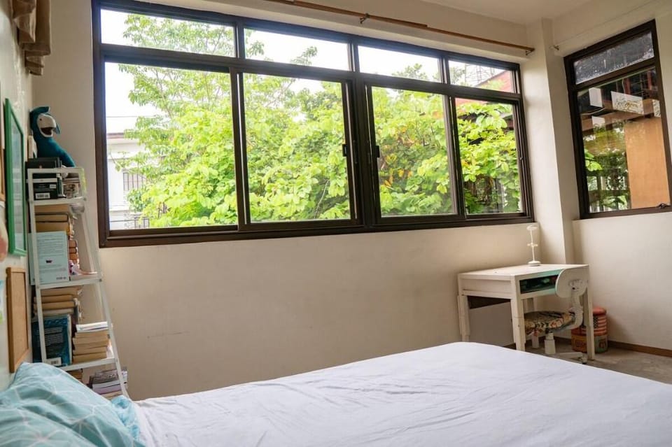 Private Room in quiet village near BGC w/ parking Apartment in Makati