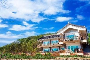 Gyeongju Star Light Travel Hanok Pension Bed and Breakfast in South Korea