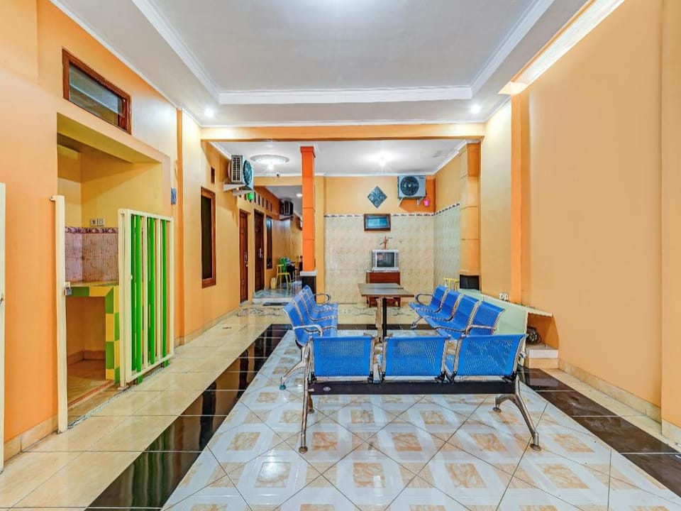 OYO Flagship 90768 Endrayanti Inn Syariah Hotel in Yogyakarta
