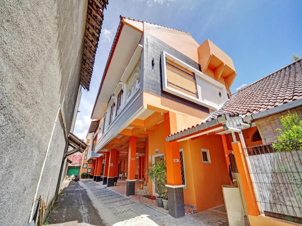 OYO Flagship 90768 Endrayanti Inn Syariah Hotel in Yogyakarta