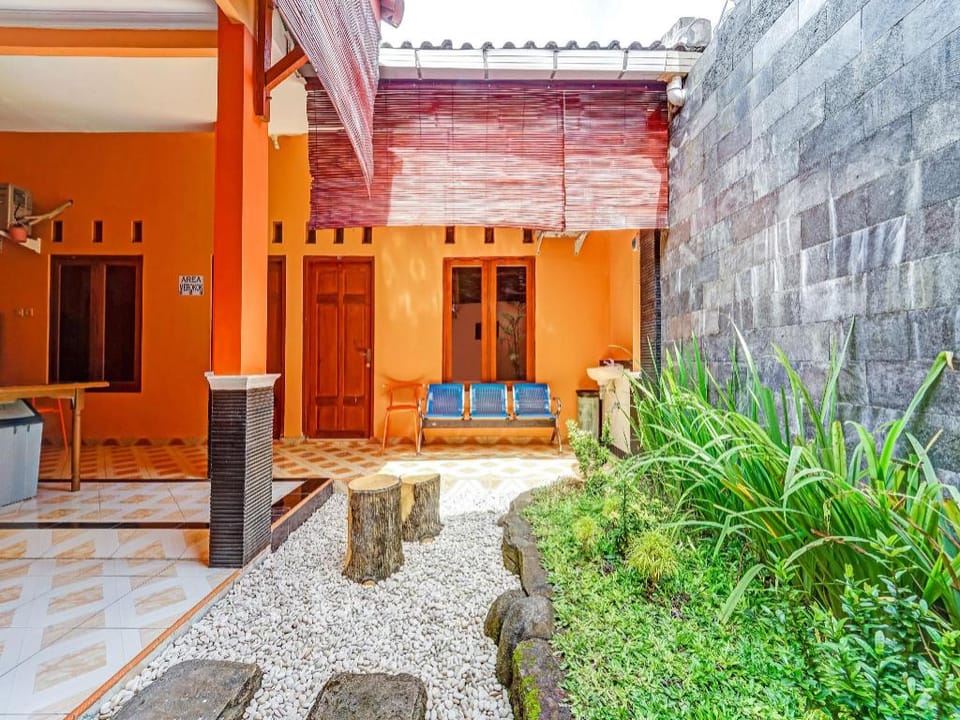 OYO Flagship 90768 Endrayanti Inn Syariah Hotel in Yogyakarta
