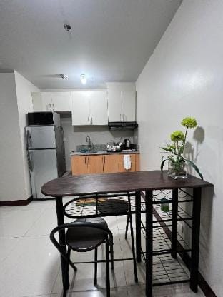 Manhattan Heights TB 5mins walk to Smart Araneta Apartment in Pasig