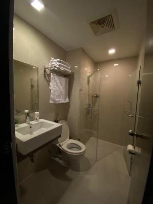 C5-10I 81 Newport across NAIA T3 Apartment in Pasay