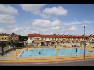 Beautiful two bedroom apartment in a residence with swimming pool by Beahost Apartment in Rosolina Mare
