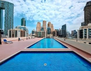 Luxurious 2 Bedroom With Iconic Marina & Sea view Apartment in Dubai