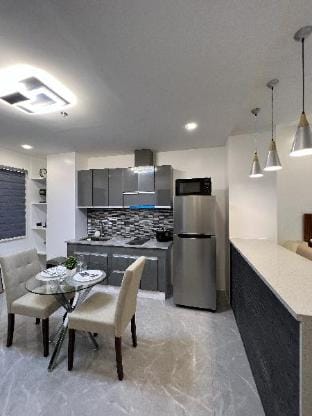 Luxury Cabin Near Fields Avenue Apartment in Angeles