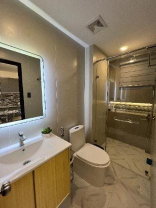 Luxury Cabin Near Fields Avenue Apartment in Angeles