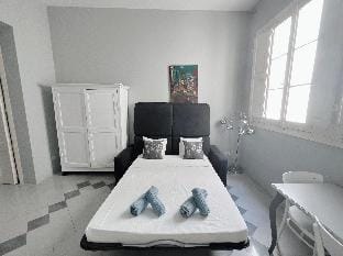 Spacious 1BR Apartment on Charming Street Apartment in Valletta