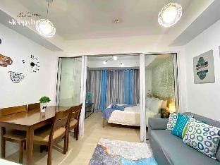 Azure Staycation - Pool View Bahamas Apartment in Muntinlupa