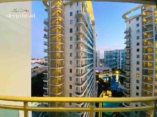 Azure Staycation - Pool View Bahamas Apartment in Muntinlupa