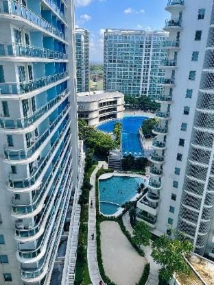 Azure Staycation - Pool View Bahamas Apartment in Muntinlupa