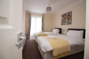 StayZo Penthouse Accommodation 2- Premier Lodge Apartment in Southampton