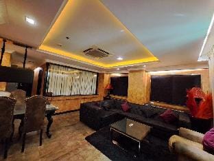 Fields Plaza Hotel 1BR beside Walking Street (401) Vacation rental in Angeles