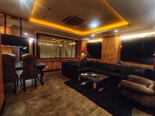 Fields Plaza Hotel 1BR beside Walking Street (401) Vacation rental in Angeles