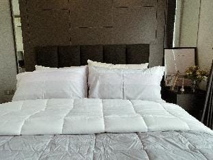 luxurious Downtown condo w/train access Apartment in Bangkok