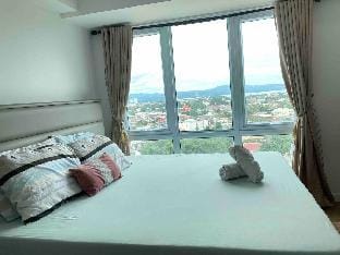 Abreeza Condo: King Bed, Netflix, Sea View, Washer Apartment in Davao City