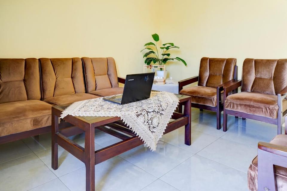 OYO Life 93147 Rumah Kos Shilah Habib Syariah Hotel in East Java