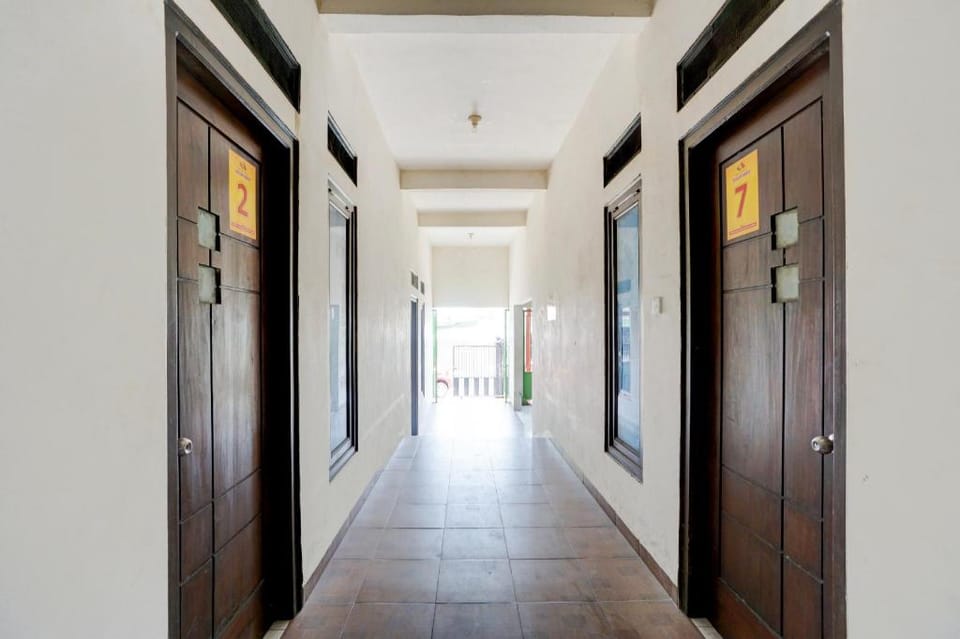 OYO Life 93147 Rumah Kos Shilah Habib Syariah Hotel in East Java