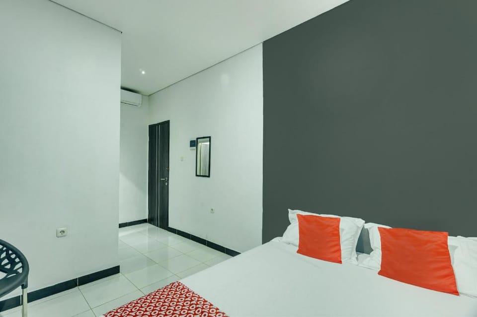 OYO 93133 Hotel Moraja Near Stikes Abdi Nusantara Hotel in Jakarta