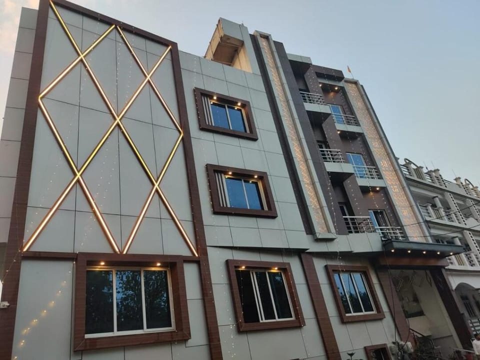 Hotel Aastha Shree Dham Hotel in Lucknow