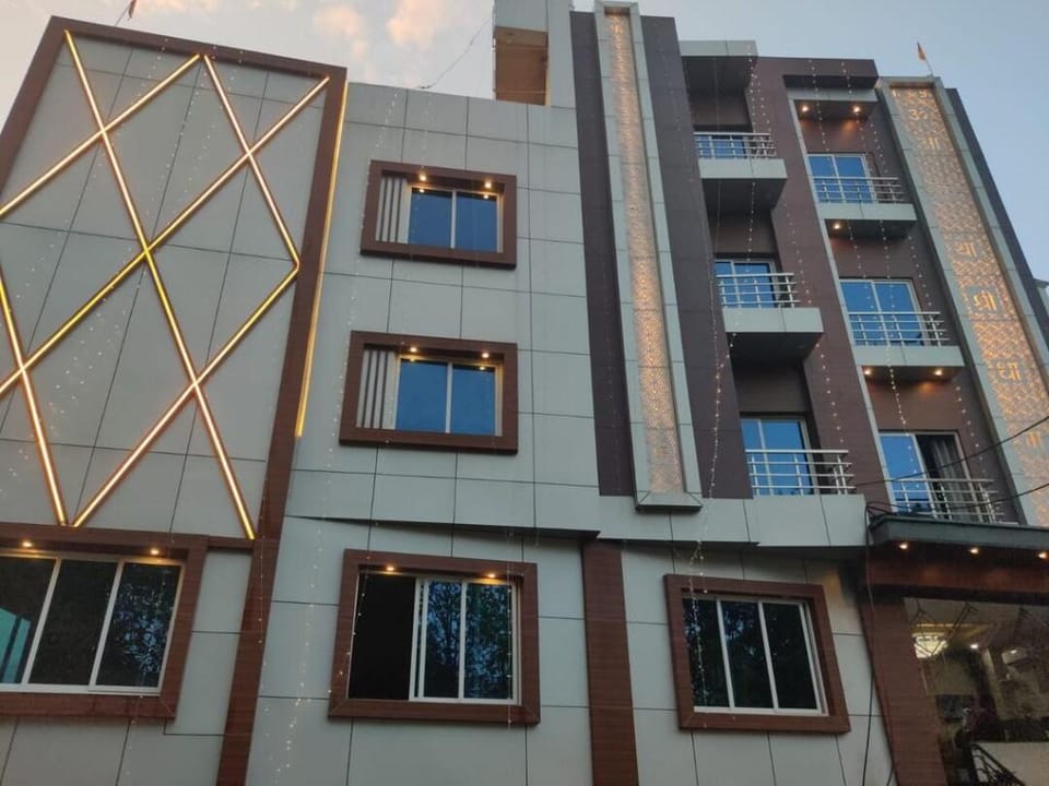 Hotel Aastha Shree Dham Hotel in Lucknow