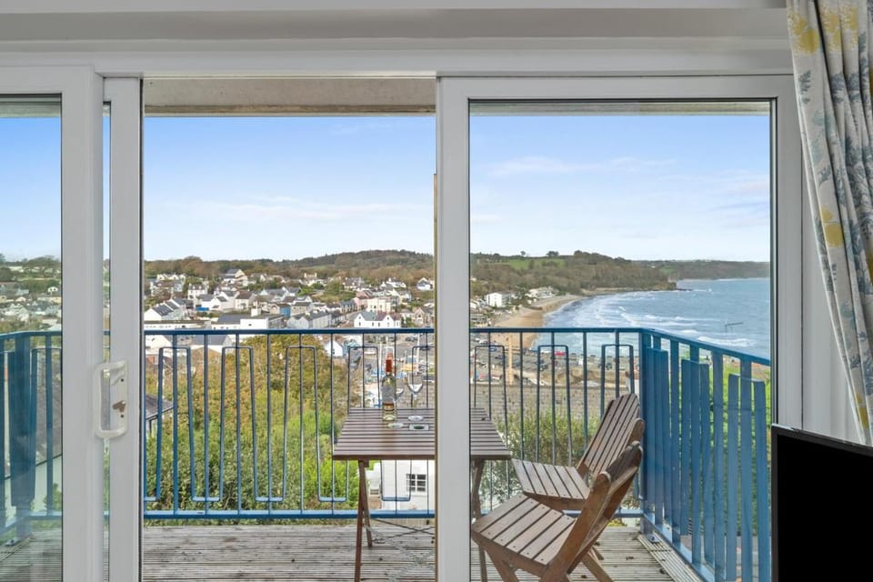 Brynawelon - Wonderful Sea and Harbour Views Apartment in Saundersfoot