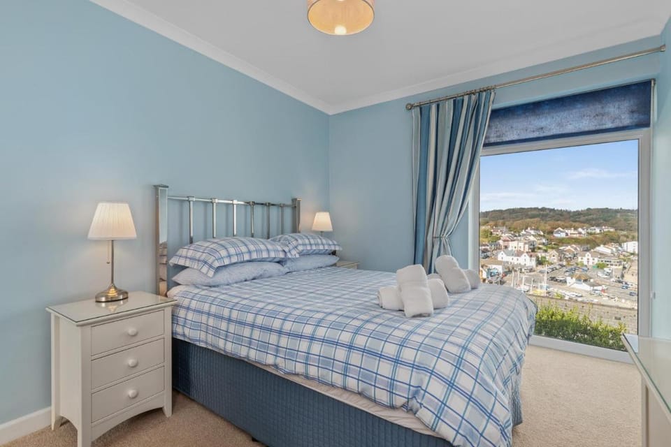 Brynawelon - Wonderful Sea and Harbour Views Apartment in Saundersfoot