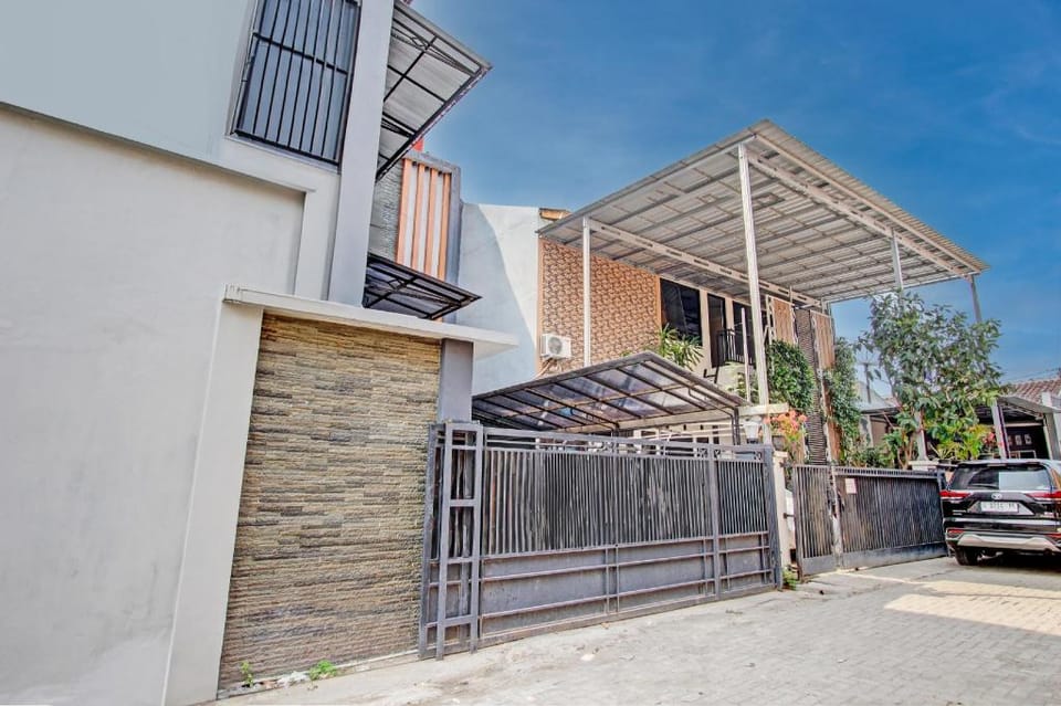 OYO 93209 Guest House Cemara 3 Hotel in Indonesia