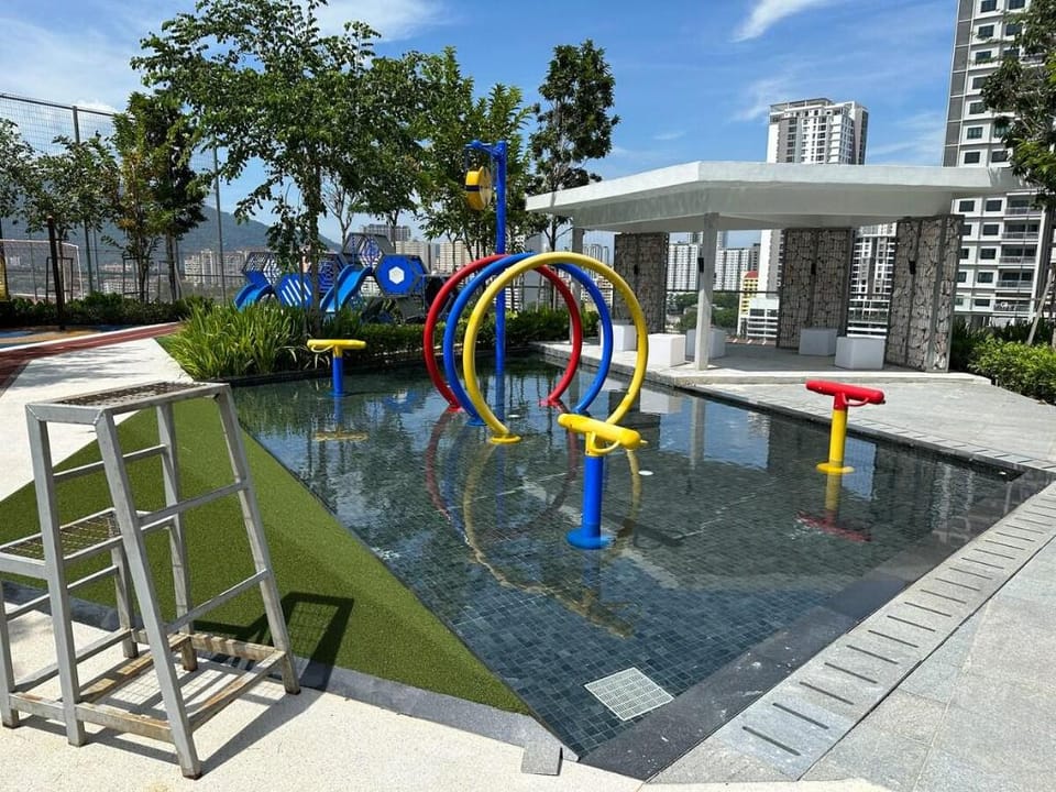 HOT-Urban Suites 2BR 6-7pax ub256 by  USWL N  Vacation rental in George Town